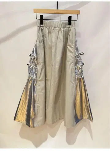 새상품 이번 시즌 애슐리 밥스 블랑코 사이드박 L/SKIRT 베이지