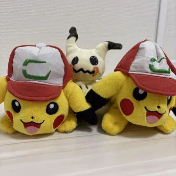 피카츄 봉제 인형 2개와 미미큐
