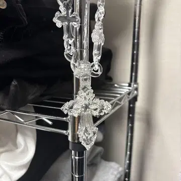 EL Hem Cross Pendant showy