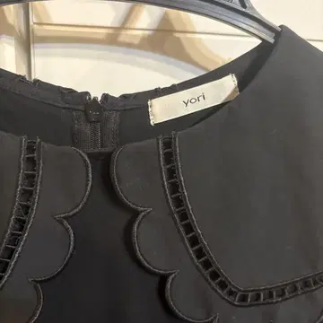 yori 블랙 스캘럽 칼라 긴팔 상의