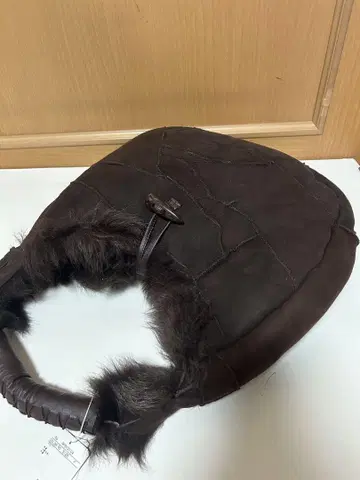 브라운 숄더백