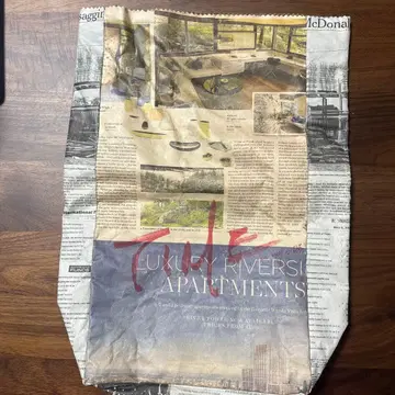 유니크한 신문지 패턴 클러치백