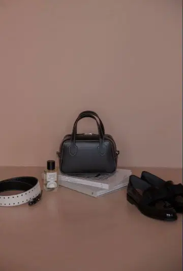 택 포함 새상품 OHGA MINI BOSTON BAG 블랙 미니 보스턴