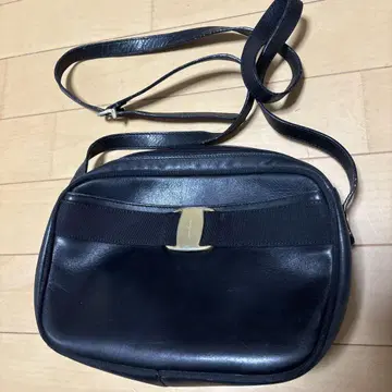 블랙 가죽 숄더백