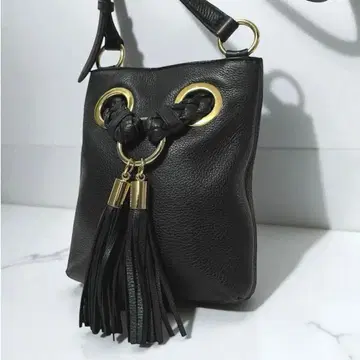 새상품급 마이클코어스 숄더백 태슬 가죽 블랙 금장 장식