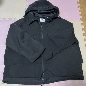 UNIQLO 화이트 마운티니어링 다운 자켓 M 블랙
