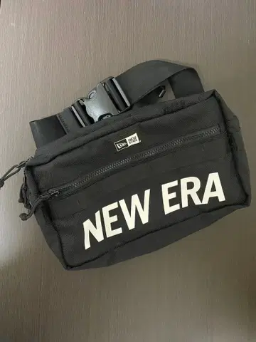 NEW ERA 바디백 블랙