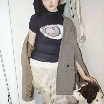 musubore 오브제 프린트 타이트 핏 T셔츠 네이비