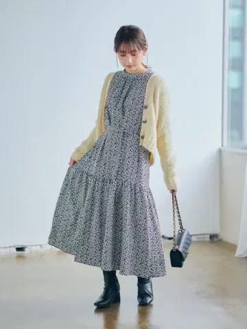 COHINA 클래시컬 하이넥 꽃무늬 원피스