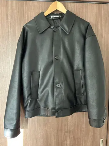 ZARA 블랙 인조 가죽 스퀘어 컷 핏 자켓