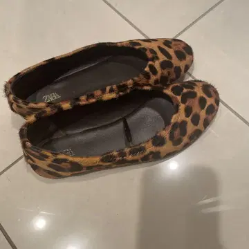 ZARA 레오파드 무늬 플랫슈즈