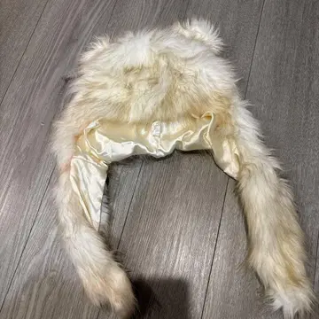 크림색 귀 달린 퍼 니트 모자