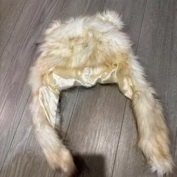 크림색 귀 달린 퍼 니트 모자