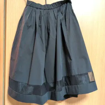 무릎 기장 플레어 스커트.