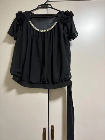 블랙 비즈 장식 프릴 넥 튜닉
