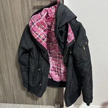 후드 부착 블랙 다운 자켓