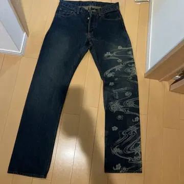 꽃무늬 자수 장식 다크 블루 스트레이트 데님