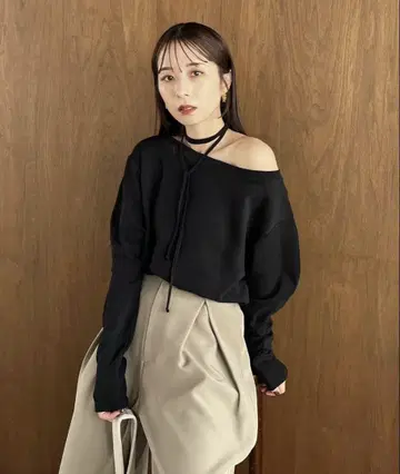 CAPRICIEUX LE'MAGE 초커 보트넥 롱 T 블랙