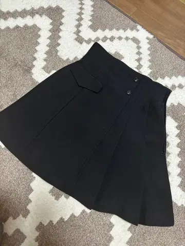 블랙 플리츠 스커트 사이드 포켓 포함