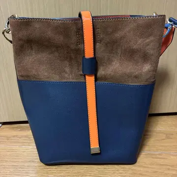네이비와 브라운의 토트백