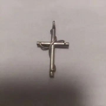 심플한 금속제 십자가 펜던트