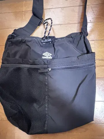 새상품 UMBRO 나일론 코드 부착 숄더백입니다