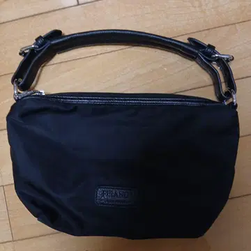 블랙 나일론 핸드백