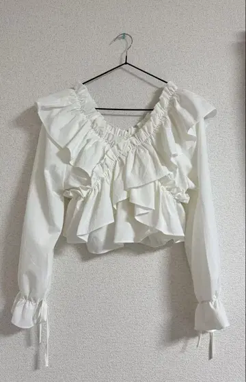 프릴 달린 화이트 긴팔 블라우스