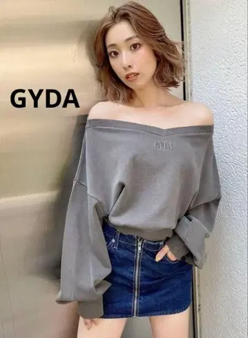 GYDA embroidery 피그먼트 오프숄더 맨투맨 상의