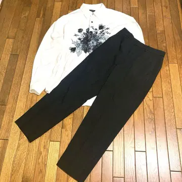 화이트 꽃 자수 셔츠와 블랙 팬츠 셋업