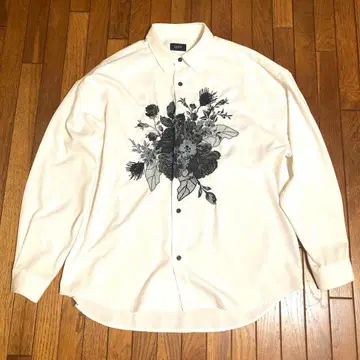 화이트 꽃 자수 셔츠와 블랙 팬츠 셋업