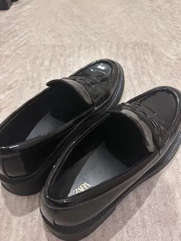 ZARA 블랙 로퍼
