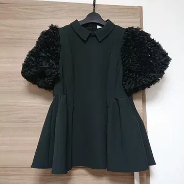 셀포드 프릴 슬리브 블랙 상의