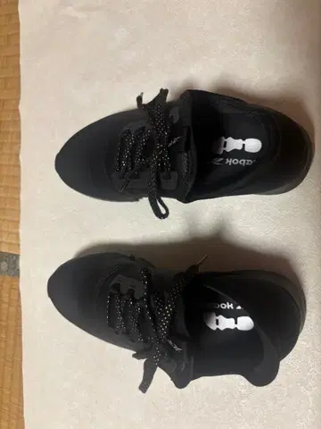 리복 블랙 스니커즈
