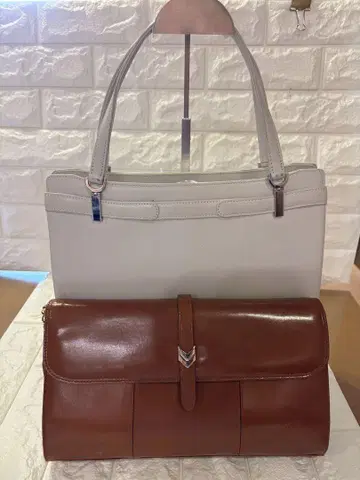 #화이트 가죽 핸드백과 브라운 가죽 숄더백 2개 세트