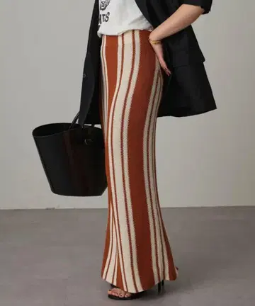 컨디션 최상 LOUNGEDRESS 멀티 스트라이프 니트 롱 스커트