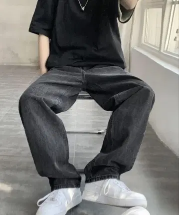 다크 그레이 스트레이트 데님 팬츠