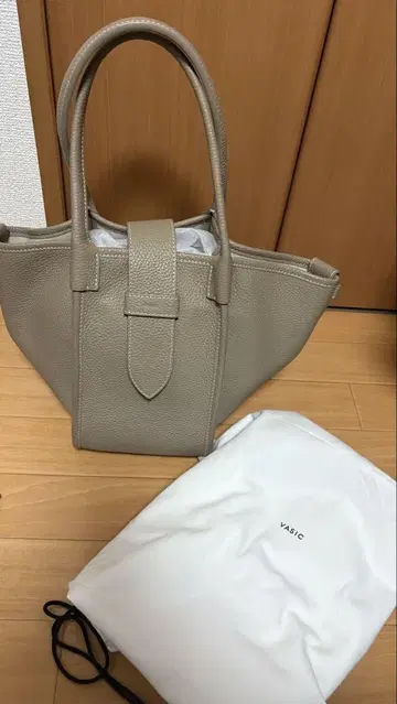 새상품급 VASIC 그레이 베이지 가죽 토트백 수납 봉투 포함