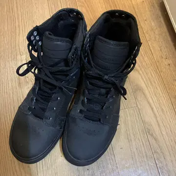 블랙 하이컷 스니커즈