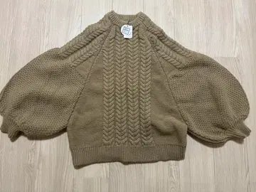 TASIKENT 케이블 니트 벌룬 소매 스웨터 베이지