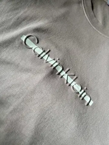 [ Calvin Klein ] 엠보싱 로고 T셔츠 베이지/그레이 S