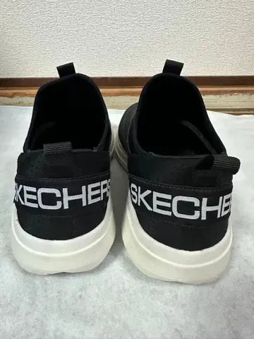 SKECHERS GOrun 블랙 스니커즈