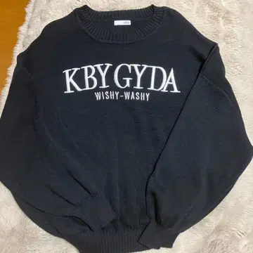 GYDA 블랙 로고 스웨터