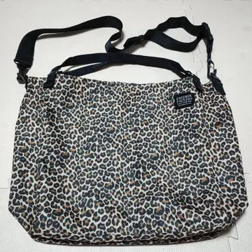 변덕 세일 프레드릭 패커스 미션 토트 레오파드 숄더