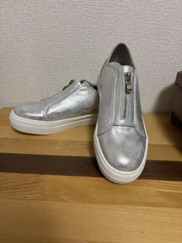 HIROKOKOSHINO 센터 지퍼 스니커즈 실버 24.0cm