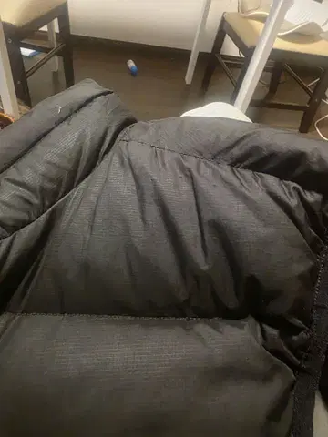 블랙 다운 자켓 심플한 디자인