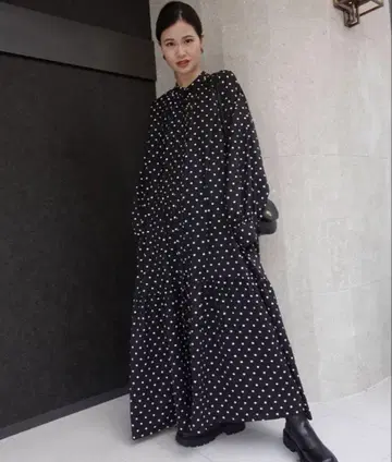 [ CORNERSbyKR ] 볼륨 슬리브 도트 원피스 블랙 x 화이트
