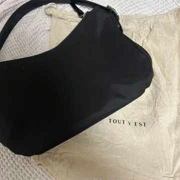 TOUT Y EST 블랙 핸드백