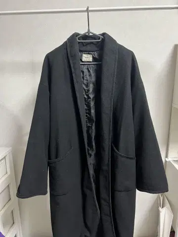 블랙 노카라 롱 코트 버튼 없음 포켓 부착