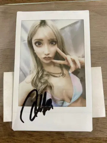 AIKA 폴라로이드 친필 사인